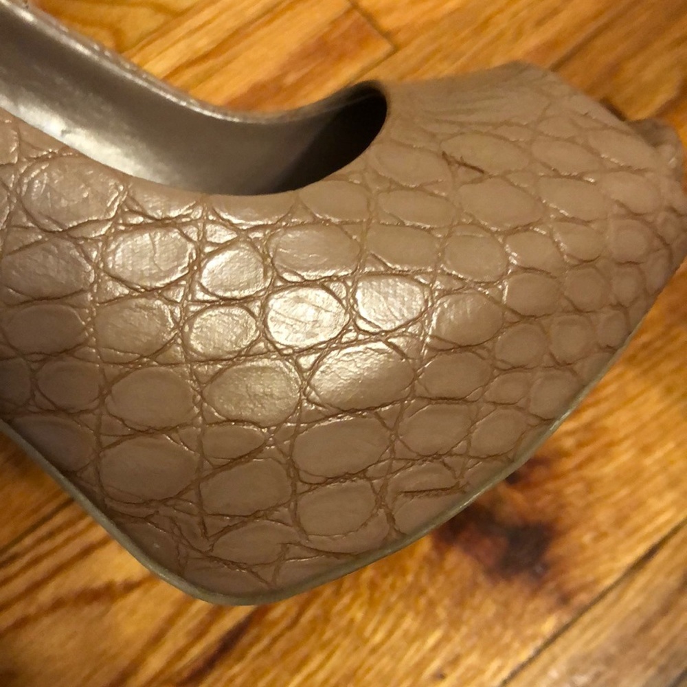 Nude Snake Like Print Pumps Size 6 - image 5